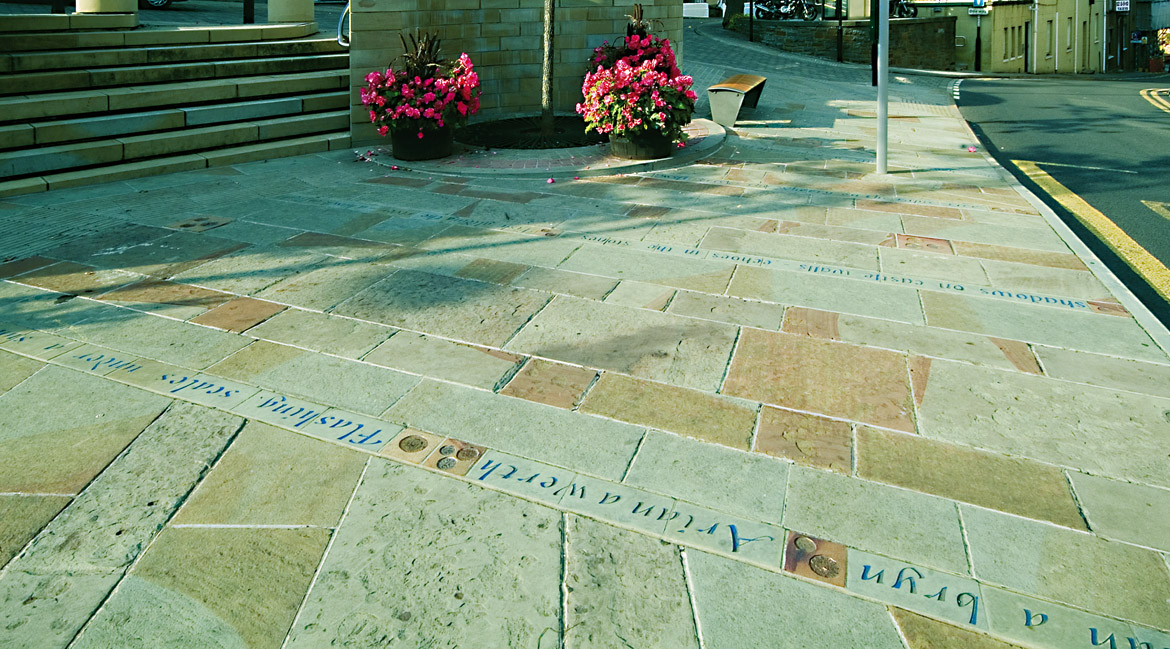 グリーンモア・ペイビング｜敷く・整形｜自然石などのマテリアル