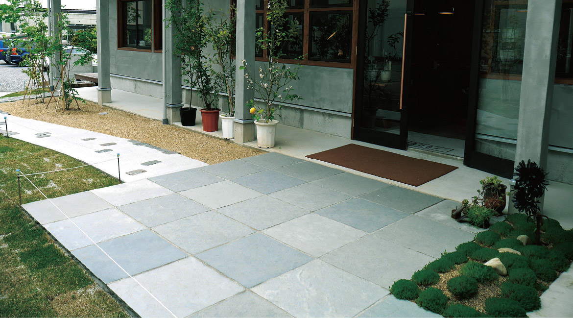 クラウディー・ペイビング・シアンブルー｜敷く・整形｜自然石などの